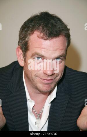 EXKLUSIV - der kanadische Sänger Garou posiert backstage im Olympia-Konzertsaal in Paris, Frankreich am 18. November 2006. Foto von Denis Guignebourg/ABACAPRESS.COM Stockfoto