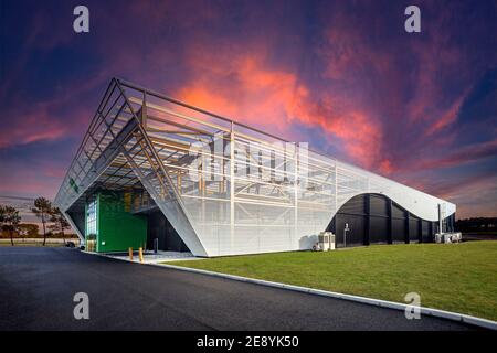 Industriegebäude mit metallischer Struktur durch Transparenz (Photomontage). Stockfoto