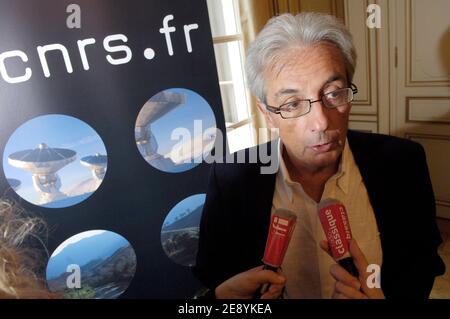 Nobelpreisträger Albert Fert aus Frankreich nimmt am 9. Oktober 2007 an einer Pressekonferenz in Paris Teil. Fert und der deutsche Peter Gruenberg erhielten 2007 den Nobelpreis für Physik für Entdeckungen, die die Miniaturisierung von Festplatten in elektronischen Geräten erlauben. Foto von Jules Motte/ABACAPRESS.COM Stockfoto