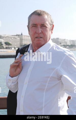 Der britische Schauspieler John Nettles posiert während der 23. MIPCOM 2007 (International Film and Program Market for TV, Video, Cable and Satellite) am 9. Oktober 2007 in Cannes, Frankreich. Foto von Giancarlo Gorassini/ABACAPRESS.COM Stockfoto