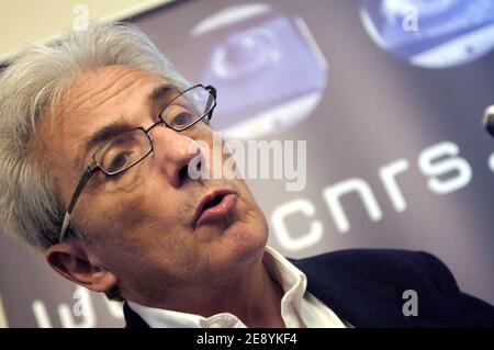 Nobelpreisträger Albert Fert aus Frankreich nimmt am 9. Oktober 2007 an einer Pressekonferenz in Paris Teil. Fert und der deutsche Peter Gruenberg erhielten 2007 den Nobelpreis für Physik für Entdeckungen, die die Miniaturisierung von Festplatten in elektronischen Geräten erlauben. Foto von Jules Motte/ABACAPRESS.COM Stockfoto