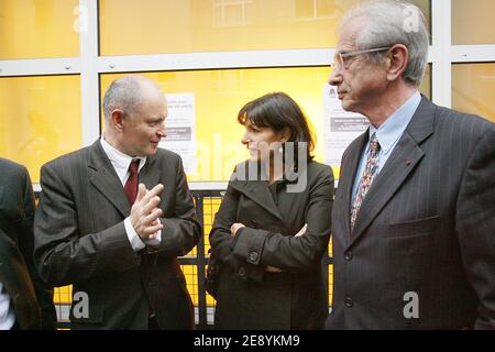 Der 9. Bezirksbürgermeister Jacques Bravo, der Pariser Kulturdelegierte Christophe Girard und die stellvertretende Pariser Bürgermeisterin Anne Hidalgo treffen am 9. Oktober 2007 in der Gymnase Gaugin in Paris, Frankreich, ein. Delanoe kündigte seine Kandidatur für die nächsten Pariser Bürgermeisterwahlen 2008 an. Foto von Mousse/ABACAPRESS.COM Stockfoto