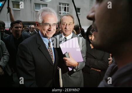 Der 9. Bezirksbürgermeister Jacques Bravo und der Pariser Bürgermeister Bertrand Delanoe treffen am 9. Oktober 2007 in der Gymnase Gaugin in Paris, Frankreich, ein. Delanoe kündigte seine Kandidatur für die nächsten Pariser Bürgermeisterwahlen 2008 an. Foto von Mousse/ABACAPRESS.COM Stockfoto