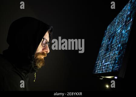 Hacker-Codierung bei Nacht Cybersecurity-Konzept Stockfoto