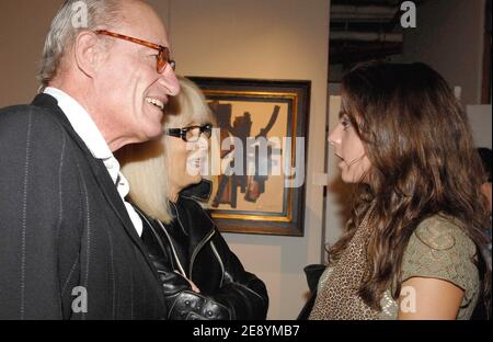 Die französische Schauspielerin Mireille Darc, ihr Mann Pascal Desprez und Anouchka Delon nehmen am 11. Oktober 2007 an einer Cocktailparty im Hotel Drouot-Montaigne in Paris Teil. Ein Teil von Alain Delons Gemäldesammlung, meist aus den 50er Jahren, ist zu sehen (40 Gemälde von Pierre Soulages bis Nicolas de Stael ), die am 15. Oktober versteigert werden. Foto von Christophe Guibbaud/ABACAPRESS.COM Stockfoto