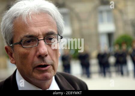 Nobelpreisträger Albert Fert verlässt den Elysee-Palast nach seinem Treffen mit Frankreichs Präsident Nicolas Sarkozy am 12. Oktober 2007 in Paris. Fert und der deutsche Peter Gruenberg erhielten 2007 den Nobelpreis für Physik für Entdeckungen, die die Miniaturisierung von Festplatten in elektronischen Geräten erlauben. Foto von Jules Motte/ABACAPRESS.COM Stockfoto