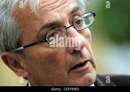 Nobelpreisträger Albert Fert verlässt den Elysee-Palast nach seinem Treffen mit Frankreichs Präsident Nicolas Sarkozy am 12. Oktober 2007 in Paris. Fert und der deutsche Peter Gruenberg erhielten 2007 den Nobelpreis für Physik für Entdeckungen, die die Miniaturisierung von Festplatten in elektronischen Geräten erlauben. Foto von Jules Motte/ABACAPRESS.COM Stockfoto