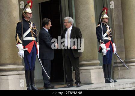 Nobelpreisträger Albert Fert verlässt den Elysee-Palast nach seinem Treffen mit Frankreichs Präsident Nicolas Sarkozy am 12. Oktober 2007 in Paris. Fert und der deutsche Peter Gruenberg erhielten 2007 den Nobelpreis für Physik für Entdeckungen, die die Miniaturisierung von Festplatten in elektronischen Geräten erlauben. Foto von Jules Motte/ABACAPRESS.COM Stockfoto