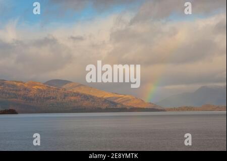 Regenbogen über den Hügeln am Ufer des Loch Lomond In Schottland Stockfoto