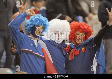 Frankreichs Fans zeigen ihre Unterstützung, in der Tribüne vor der IRB Rugby World Cup 2007, Halbfinale, Frankreich gegen England im Stade de France Stadion in Saint-Denis bei Paris, Frankreich am 13. Oktober 2007. Foto von Gouhier-Nebinger-Morton-Taamallah/Cameleon/ABACAPRESS.COM Stockfoto