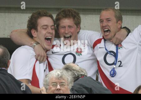 Prinz Harry feiert den Sieg der englischen Mannschaft beim IRB Rugby World Cup 2007, Halbfinale, Frankreich gegen England im Stade de France Stadion in Saint-Denis bei Paris, Frankreich am 13. Oktober 2007. England gewann 14:9. Foto von Gouhier-Nebinger-Morton-Taamallah/Cameleon/ABACAPRESS.COM Stockfoto