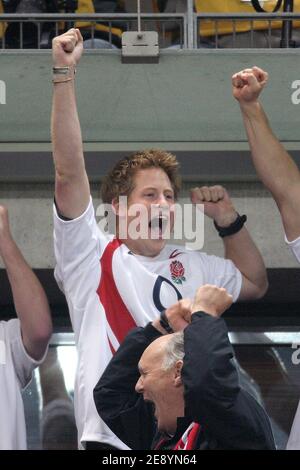 Prinz Harry feiert den Sieg der englischen Mannschaft beim IRB Rugby World Cup 2007, Halbfinale, Frankreich gegen England im Stade de France Stadion in Saint-Denis bei Paris, Frankreich am 13. Oktober 2007. England gewann 14:9. Foto von Gouhier-Nebinger-Morton-Taamallah/Cameleon/ABACAPRESS.COM Stockfoto