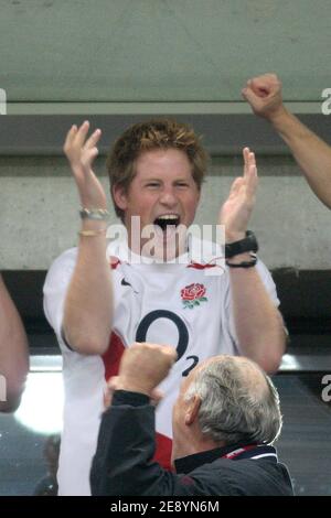 Prinz Harry feiert den Sieg der englischen Mannschaft beim IRB Rugby World Cup 2007, Halbfinale, Frankreich gegen England im Stade de France Stadion in Saint-Denis bei Paris, Frankreich am 13. Oktober 2007. England gewann 14:9. Foto von Gouhier-Nebinger-Morton-Taamallah/Cameleon/ABACAPRESS.COM Stockfoto