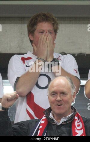 Prinz Harry feiert den Sieg der englischen Mannschaft beim IRB Rugby World Cup 2007, Halbfinale, Frankreich gegen England im Stade de France Stadion in Saint-Denis bei Paris, Frankreich am 13. Oktober 2007. England gewann 14:9. Foto von Gouhier-Nebinger-Morton-Taamallah/Cameleon/ABACAPRESS.COM Stockfoto