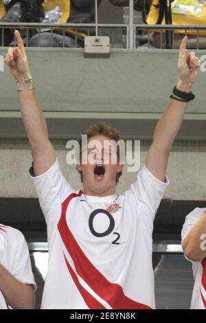 Prinz Harry feiert den Sieg der englischen Mannschaft beim IRB Rugby World Cup 2007, Halbfinale, Frankreich gegen England im Stade de France Stadion in Saint-Denis bei Paris, Frankreich am 13. Oktober 2007. England gewann 14:9. Foto von Gouhier-Nebinger-Morton-Taamallah/Cameleon/ABACAPRESS.COM Stockfoto