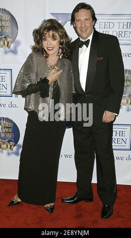 Joan Collins und ihr Mann Percy Gibson kommen zu den World Magic Awards 2007, die am 13. Oktober 2007 im Barker Hanger am Santa Monica Airport in Los Angeles, CA, USA, verliehen wurden. Foto von Graylock/ABACAPRESS.COM Stockfoto