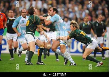 Argentin'as Gonzalo Longo wird am 14. Oktober 2007 im Stade de France Stadion in Saint-Denis bei Paris, Frankreich, von Südafrikas Fly-Half Butch James und Südafrikas Fullback Percy Montgomery im IRB Rugby World Cup 2007, Halbfinale, Argentinien gegen Südafrika, angegangen. Foto von Gouhier-Taamallah/Cameleon/ABACAPRESS.COM Stockfoto