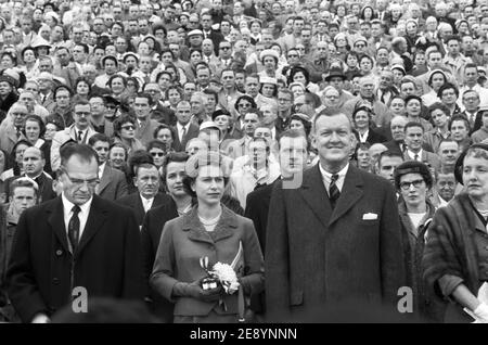 Queen Elizabeth II. Mit dem Gouverneur von Maryland Theodore McKeldin (rechts) und dem Präsidenten der University of Maryland Wilson Homer 'Bull' Elkins (links), bei Maryland terrapins gegen das North Carolina Tar Heels Football Game, College Park, Maryland, USA, Warren K. Leffler, 19. Oktober 1957 Stockfoto