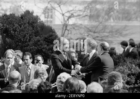 US-Präsident Jimmy Carter schüttelt sich die Hände mit dem ägyptischen Präsidenten Anwar Sadat und dem israelischen Premierminister Menachem beginnen bei der Unterzeichnung des ägyptisch-israelischen Friedensvertrags im Weißen Haus, Washington, D.C., USA, Warren K. Leffler, 26. März 1979 Stockfoto