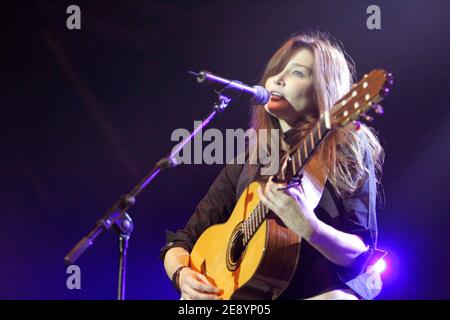 Carla Bruni nimmt an einem Treffen Teil, das am 14. Oktober 2007 im Zenith in Paris, Frankreich, stattfand. Die Befreiungszeitung und SOS Racisme organisierten dieses Treffen, um gegen den umstrittenen Vorschlag zu protestieren, der die Verwendung von DNA-Tests erlaubt, um festzustellen, ob Ausländer, die Visa beantragen, tatsächlich mit Familienangehörigen in Verbindung stehen, denen sie in Frankreich beitreten möchten. Foto von Bernard Bisson/ABACAPRESS.COM Stockfoto