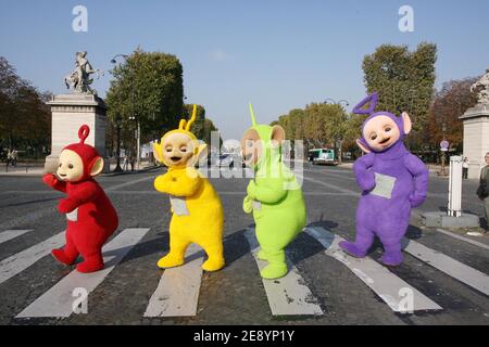 Die Teletubbies, Tinky Winky, Dipsy, Laa-Laa und Po auf dem Place de la Concorde in Paris, zum ersten Mal in Frankreich, um ihr 10-jähriges Jubiläum am 15. Oktober 2007 zu feiern. Foto von Mousse/ABACAPRESS.COM Stockfoto