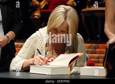 Autor J.K. Rowling signiert Kopien von „Harry Potter und die Heiligtümer des Todes“ für 1,600 öffentliche Schulkinder im Kodak Theatre. Los Angeles, CA, USA, 15. Oktober 2007. Foto von Lionel Hahn/ABACAPRESS.COM Stockfoto