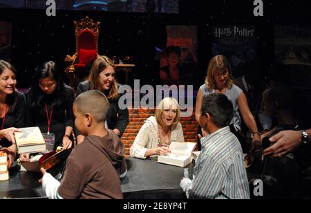 Autor J.K. Rowling signiert Kopien von „Harry Potter und die Heiligtümer des Todes“ für 1,600 öffentliche Schulkinder im Kodak Theatre. Los Angeles, CA, USA, 15. Oktober 2007. Foto von Lionel Hahn/ABACAPRESS.COM Stockfoto