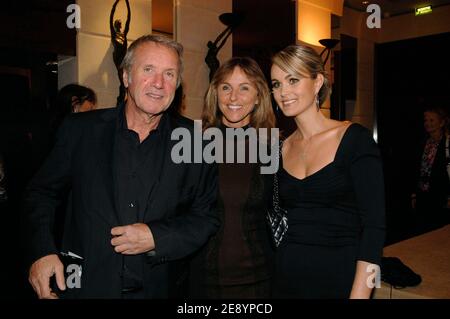 Yves Renier, seine Frau und Laeticia Hallyday nehmen am 15. Oktober 2007 an einer Scooter Charity-Auktion für UNICEF Benefit im Park Hayatt Vendome in Paris, Frankreich, Teil. Foto von Giancarlo Gorassini/ABACAPRESS.COM Stockfoto