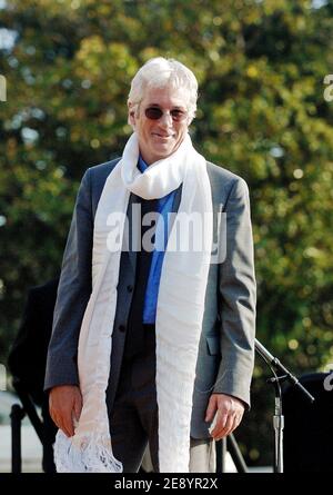 Schauspieler Richard Gere nimmt an seiner Heiligkeit dem 14. Dalai Lama von Tibet Rede am 17. Oktober 2007 vor dem Capitol während der Feierlichkeiten in Washington, DC, USA Teil. Tibets geistlicher Führer erhielt die Gold-Medaille des Kongresses, die höchste zivile Auszeichnung, die von US-Gesetzgebern verliehen wurde. Foto von Olivier Douliery /ABACAPRESS.COM Stockfoto