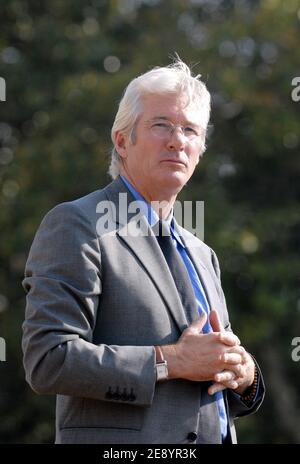 Schauspieler Richard Gere nimmt am 17. Oktober 2007 an der Kundgebung seiner Heiligkeit des 14. Dalai Lama von Tibet vor dem Capitol Teil, während Feierlichkeiten in Washington, DC, USA. Tibets geistlicher Führer erhielt die Gold-Medaille des Kongresses, die höchste zivile Auszeichnung, die von US-Gesetzgebern verliehen wurde. Foto von Olivier Douliery /ABACAPRESS.COM Stockfoto