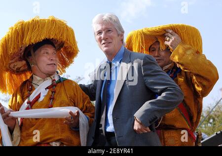 Schauspieler Richard Gere nimmt am 17. Oktober 2007 an der Kundgebung seiner Heiligkeit des 14. Dalai Lama von Tibet vor dem Capitol Teil, während Feierlichkeiten in Washington, DC, USA. Tibets geistlicher Führer erhielt die Gold-Medaille des Kongresses, die höchste zivile Auszeichnung, die von US-Gesetzgebern verliehen wurde. Foto von Olivier Douliery /ABACAPRESS.COM Stockfoto