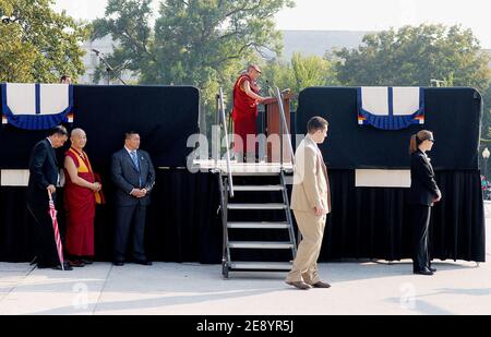 Seine Heiligkeit der 14. Dalai Lama von Tibet spricht am 17. Oktober 2007 vor dem Kapitol während der Feierlichkeiten in Washington, DC, USA. Tibets geistlicher Führer erhielt die Gold-Medaille des Kongresses, die höchste zivile Auszeichnung, die von US-Gesetzgebern verliehen wurde. Foto von Olivier Douliery /ABACAPRESS.COM Stockfoto