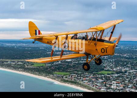 De Havilland DH.82 Tiger Moth Doppeldecker in RAAF Kriegszeit Trainingsfarben. Stockfoto