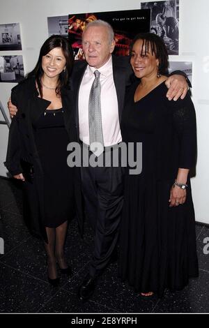 (L-R) Stella Arroyave, Sir Anthony Hopkins und S. Epatha Merkerson besuchen am Donnerstag, den 18. Oktober 2007, die NYC-Premiere von 'Slipstream', einem Film von Anthony Hopkins, im Museum of Modern Art in New York City, NY, USA. Foto von David Miller/ABACAPRESS.COM Stockfoto