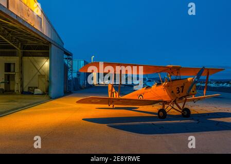 De Havilland DH.82 Tiger Moth Doppeldecker in RAAF Kriegszeit Trainingsfarben. Stockfoto