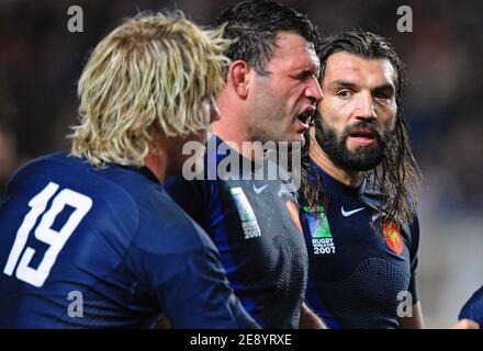 Die Franzosen Martin Remy, Lionel Nallet und Sebastien Chabal stehen während des IRB Rugby World Cup Bronze Medal Match, Frankreich gegen Argentinien im Parc des Princess in Paris, Frankreich am 19. Oktober 2007 dejected. Argentinien gewann 34-10. Foto von Gouhier-Taamallah/Cameleon/ABACAPRESS.COM Stockfoto