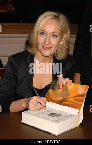 Der Autor JK Rowling signiert Kopien von "Harry Potter und die Heiligtümer des Todes" während des New Yorker Stopps auf der JK Rowling Open Book Tour, die am Freitag, 19. Oktober 2007 in der Carnegie Hall in New York City, USA, stattfand. Foto von David Miller/ABACAPRESS.COM Stockfoto