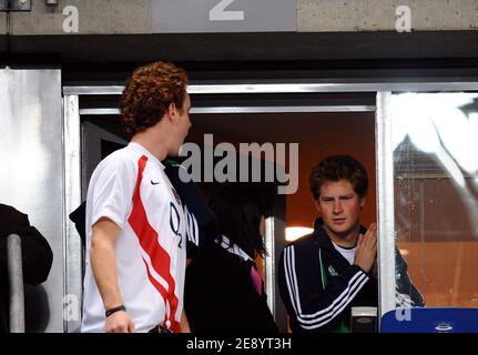 Prinz Harry und Freund nehmen am 20. Oktober 2007 am IRB Rugby World Cup 2007, Finale, England gegen Südafrika im Stade de France in Saint-Denis bei Paris, Frankreich, Teil. Foto von Gouhier-Morton-Taamallah/Cameleon/ABACAPRESS.COM Stockfoto