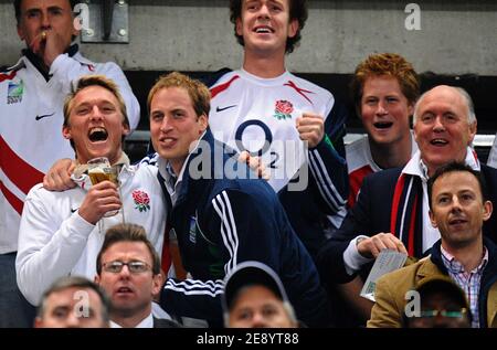 Prinz Harry und Prinz William nehmen am 20. Oktober 2007 am IRB Rugby World Cup 2007, Finale, England gegen Südafrika im Stade de France in Saint-Denis bei Paris, Frankreich, Teil. Foto von Gouhier-Morton-Taamallah/Cameleon/ABACAPRESS.COM Stockfoto