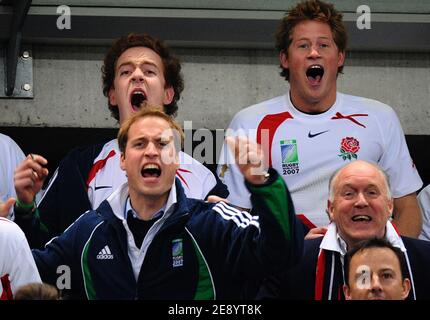 Prinz Harry und Prinz William nehmen am 20. Oktober 2007 am IRB Rugby World Cup 2007, Finale, England gegen Südafrika im Stade de France in Saint-Denis bei Paris, Frankreich, Teil. Foto von Gouhier-Morton-Taamallah/Cameleon/ABACAPRESS.COM Stockfoto