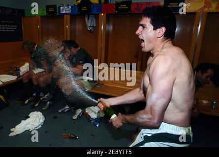 Jaque Fourie aus Südafrika sprüht Champagner in der Garderobe nach dem Sieg seines Teams am Ende des Rugby-Weltcup-Finales 2007 zwischen England und Südafrika am Stade de France am 20. Oktober 2007 in Saint-Denis, bei Paris Frankreich. Foto von David Rogers/Pool/Cameleon/ABACAPRESS.COM Stockfoto