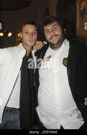 Die französischen Reality-TV-Teilnehmer Benjamin Bove und Laurent Ournac nehmen an der Show "Completement Starbee" von Alain Bouzigues Teil, die am 22. Oktober 2007 im Theater du Gymnase in Paris, Frankreich, stattfand. Foto von Giancarlo Gorassini/ABACAPRESS.COM Stockfoto