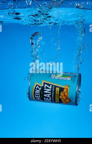 Freeze-Motion-Foto einer Dose Heinz Beanz ins Wasser gefallen. Stockfoto