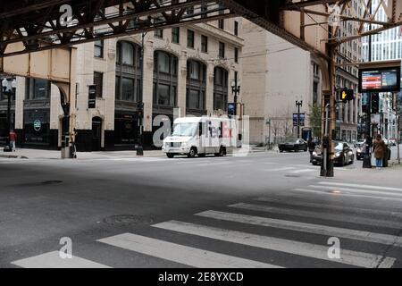 CHICAGO, USA - NOVEMBER 2019: Ein Fedex-Van fährt durch den Chicago Loop. Stockfoto