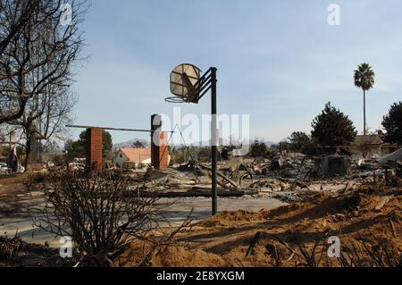 Das Wrack eines Hauses in der fast vollständig verbrannten Nachbarschaft von Rancho Bernardo, Nord-östlich von San Diego, CA, USA am 25. Oktober 2007. Foto von Lionel Hahn/ABACAPRESS.COM Stockfoto