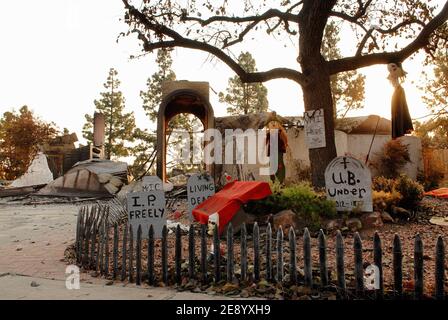 Halloween-Dekor ist immer noch an Ort und Stelle im Wrack eines Hauses in der fast vollständig verbrannten Nachbarschaft von Rancho Bernardo, Nord-östlich von San Diego, CA, USA am 25. Oktober 2007. Foto von Lionel Hahn/ABACAPRESS.COM Stockfoto