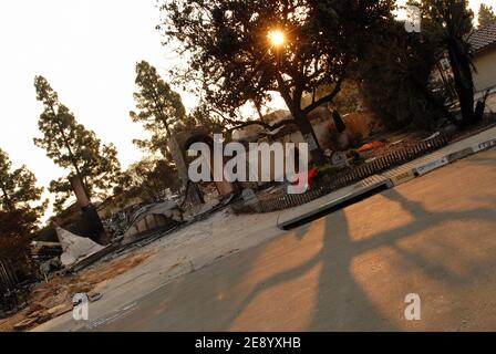 Das Wrack eines Hauses in der fast vollständig verbrannten Nachbarschaft von Rancho Bernardo, Nord-östlich von San Diego, CA, USA am 25. Oktober 2007. Foto von Lionel Hahn/ABACAPRESS.COM Stockfoto