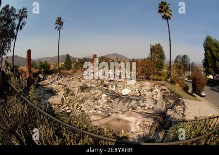 Das Wrack eines Hauses in der fast vollständig verbrannten Nachbarschaft von Rancho Bernardo, Nord-östlich von San Diego, CA, USA am 25. Oktober 2007. Foto von Lionel Hahn/ABACAPRESS.COM Stockfoto