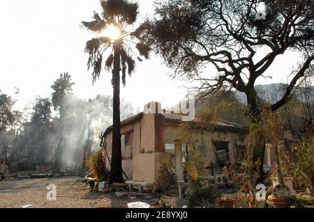 Das Wrack eines Hauses in der fast vollständig verbrannten Nachbarschaft von Los Dios, Nord-östlich von San Diego, CA, USA am 25. Oktober 2007. Foto von Lionel Hahn/ABACAPRESS.COM Stockfoto