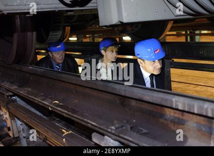 Der französische Präsident Nicolas Sarkozy (C) besucht am 26. Oktober 2007 eine Wartungsstelle des nationalen Eisenbahnunternehmens SNCF in Saint-Denis, einem nördlichen Vorort von Paris. Sarkozy hat gestern eine Reihe von Maßnahmen eingeleitet, die darauf abzielen, eine grüne Revolution in Frankreich zu initiieren, einschließlich der Erweiterung der Straßenbahn- und TGV-Hochgeschwindigkeitszüge, und die Fahrer dazu gebracht, durch Boni und Strafen sauberere Autos zu kaufen. Foto von Eric Feferberg/Pool/ABACAPRESS.COM Stockfoto